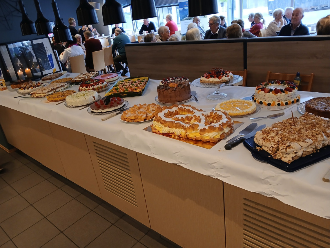 Sunnmørsk kakebord på pensjonistfesten